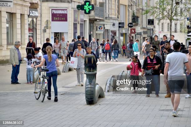 niort, the bronze dragons of ricard street - niort photos et images de collection