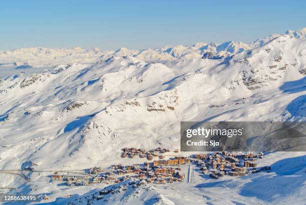 查看法國阿爾卑斯山的瓦爾索倫斯滑雪勝地 - val thorens 個照片及圖片檔