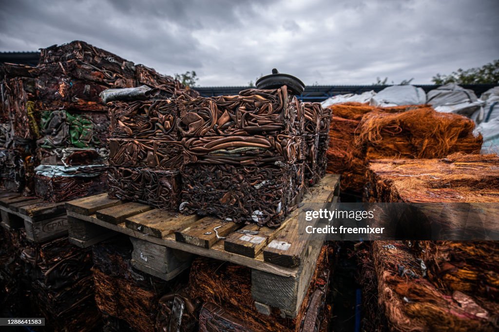 Nahaufnahme von zerkleinertem Ballenkupfer für das Recycling auf Palette