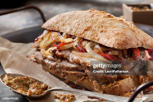 geroosterde sandwich met gegrilde paprika's, uien en korrelige mosterd op ciabatta brood - grainy mustard stockfoto's en -beelden
