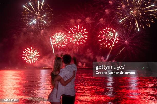 young couple new year fireworks countdown. - 4th of july celebration stockfoto's en -beelden