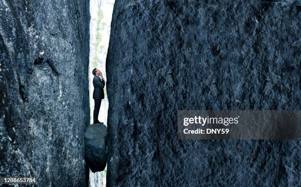 bloccato tra una roccia e un posto difficile - bloccato foto e immagini stock