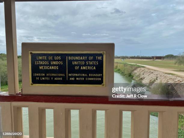 rio grande border sign - rio grande usa and mexico stock pictures, royalty-free photos & images