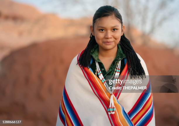 feliz retrato adolescente indígena norteamericano frente a un hogan navajo - cultura de indios norteamericanos fotografías e imágenes de stock