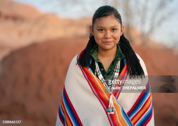 快樂北美土著青少年肖像在納瓦霍霍根面前 - north american tribal culture 個照片及圖片檔