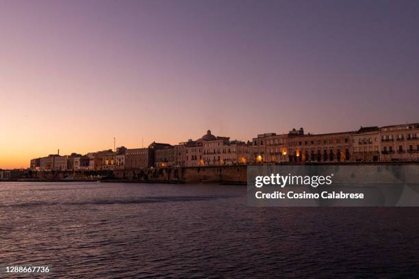 taranto: view of the old town from the sea at sunset - villa taranto fotografías e imágenes de stock