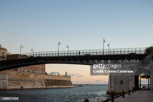 taranto's landmark: ponte girevole - taranto foto e immagini stock