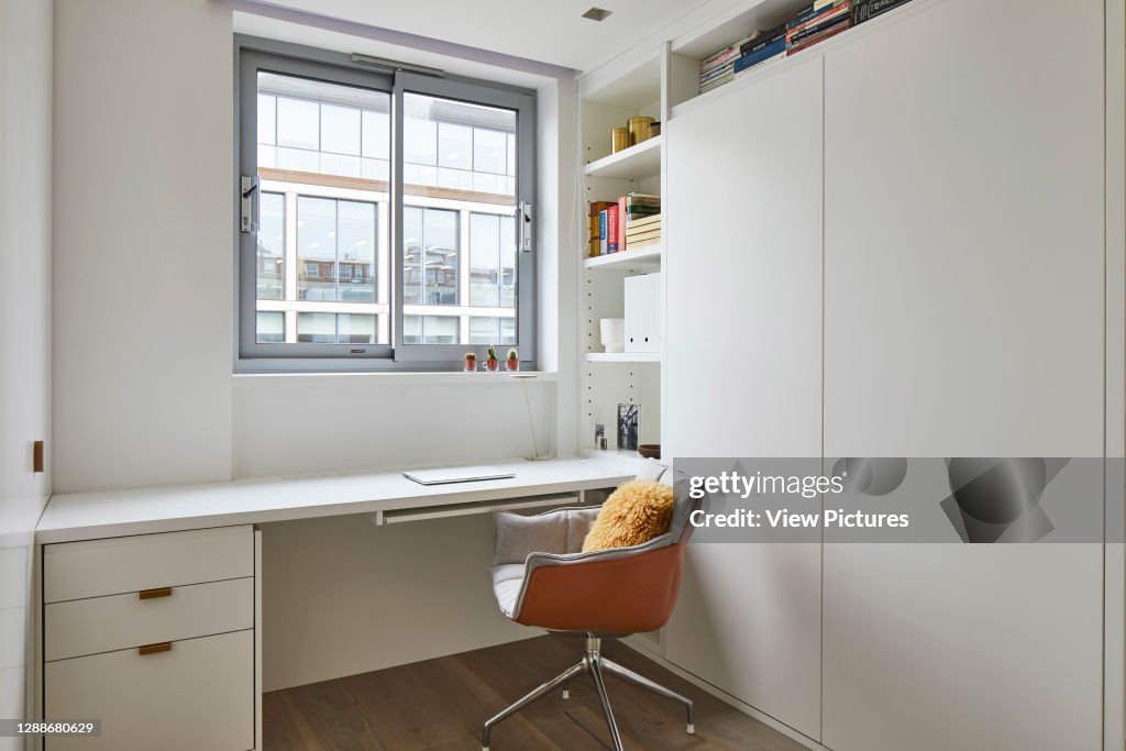 Desk Space. Portman Square Apartment, London, United Kingdom. Architect: Chua Group, 2019.