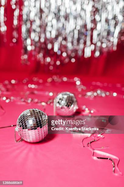 disco ball on a pink background with christmas decorations tinsel - tinsel - fotografias e filmes do acervo