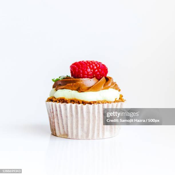 close-up of cupcake against white background - muffin stockfoto's en -beelden