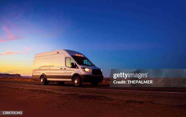 weißer lieferwagen fährt auf landstraße in monument valley arizona - sjoerd van der wal or sjo stock-fotos und bilder