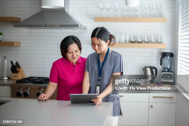 femme mûr ayant un rendez-vous médical à la maison - occupational therapy kitchen photos et images de collection