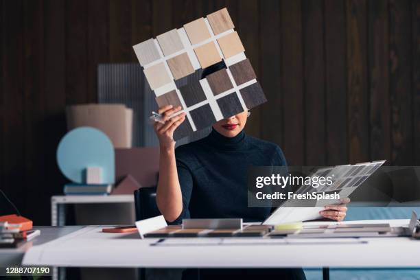 desarrollo del proyecto de diseño de interiores: una mujer arquitecta que pasa por una paleta de muestras de pisos en su estudio - muestra de colores fotografías e imágenes de stock