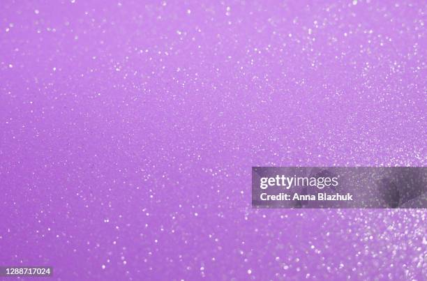 glitter shiny background with sparkles in trendy color of 2021 year amethyst orchid - granate piedra semipreciosa fotografías e imágenes de stock