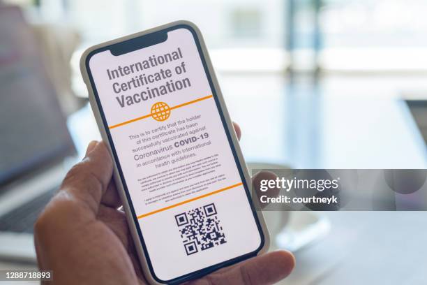 digital international certificate of covid-19 vaccination. - impfpass reisedokument stock-fotos und bilder