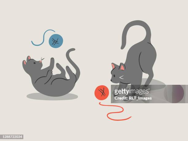 ilustraciones, imágenes clip art, dibujos animados e iconos de stock de ilustración vectorial dibujada a mano de lindos gatos juguetones con hilo - lana