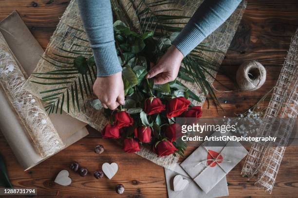 florist arrangemang bukett röda rosor för alla hjärtans dag. - flower presents bildbanksfoton och bilder