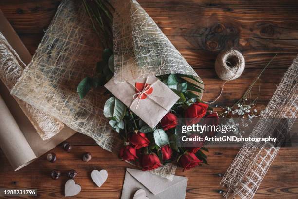 inslagning bukett med röda rosor för alla hjärtans dag. - valentines day bildbanksfoton och bilder