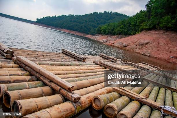 chinese bamboo raft - bamboo raft foto e immagini stock