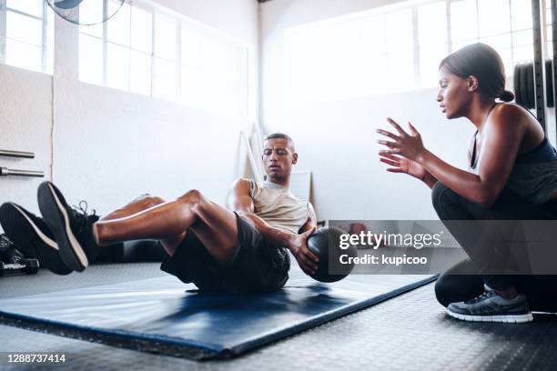 ella me motiva a seguir adelante - instructor de acondicionamiento físico fotografías e imágenes de stock