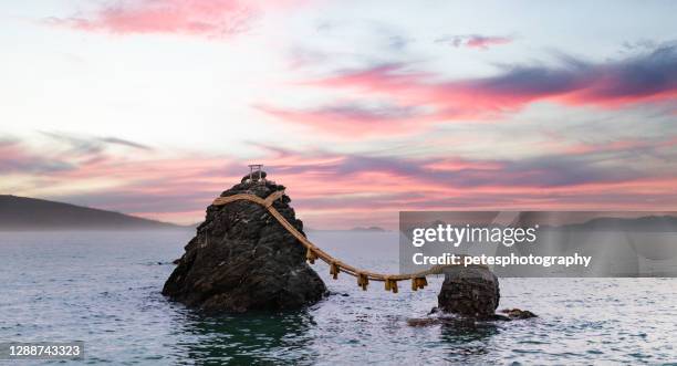 meoto iwa wedded felsen von ise, mie präfektur bei sonnenuntergang - japanise stock-fotos und bilder
