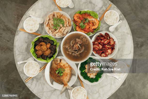 vue aérienne d’un dîner chinois de réunion de nouvel an - chinese new year food photos et images de collection