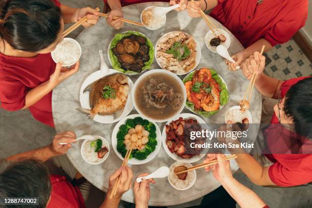 overhead-ansicht eines chinesischen neujahrstreffens dinner-aktivität - chinese prepare for lunar new year stock-fotos und bilder