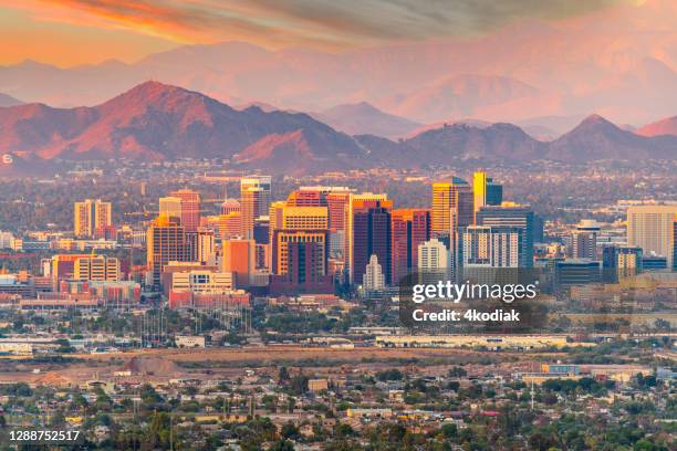 phoenix, skyline dell'arizona al crepuscolo - panorama foto e immagini stock