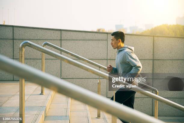 mens die op treden in stad loopt - japanese tree stockfoto's en -beelden