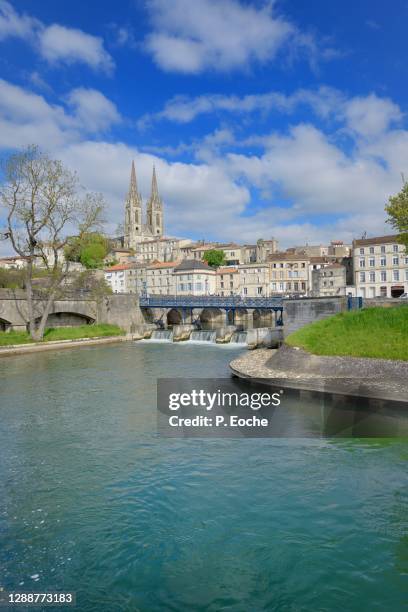 niort, the old bridges on the coastal river, the sèvre niortaise and the saint andré church. - niort photos et images de collection