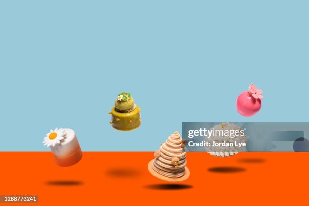 desserts cakes floating in mid air - toetje stockfoto's en -beelden