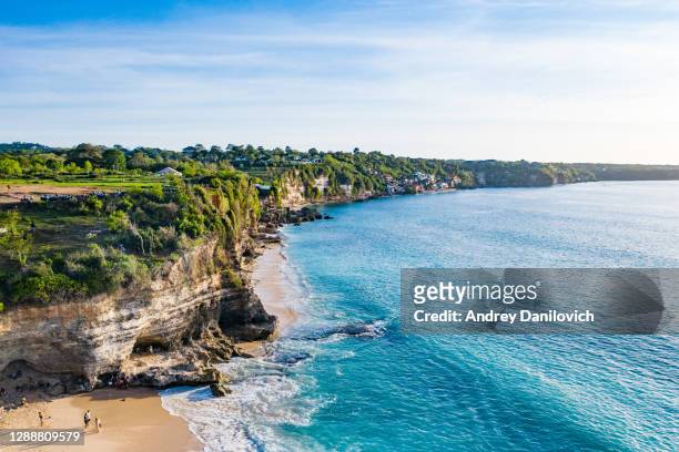 beach scene from above - blue ocean waves hitting a sandy beach. - seascape stock pictures, royalty-free photos & images