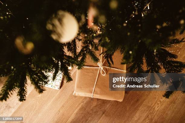 weihnachtsgeschenk - weihnachtsbaum stock-fotos und bilder