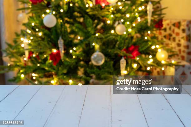 empty woooden table top christmas and new year background - weihnachtstisch stock-fotos und bilder