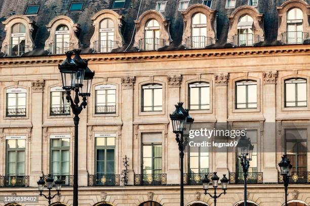 fachada parisina en la magnífica place vendome. - plaza vendome fotografías e imágenes de stock