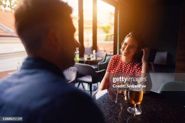 eine schöne junge frau genießt schöne zeit mit ihrem freund an der bar - verführung stock-fotos und bilder
