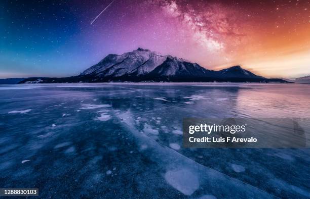 abraham lake - canadese rocky mountains stockfoto's en -beelden