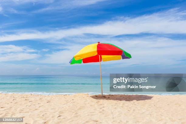 colorful umbrella and white sand beach in sunshine day at patong beach, phuket island, thailand. nature and travel concept - 太陽擋 個照片及圖片檔