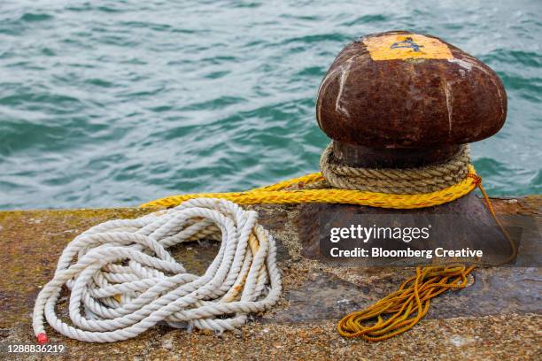 rope tied to a mooring bollard - southampton inglaterra imagens e fotografias de stock
