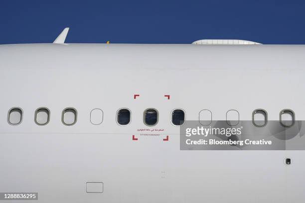 grounded aircraft - airplane window exterior stock-fotos und bilder