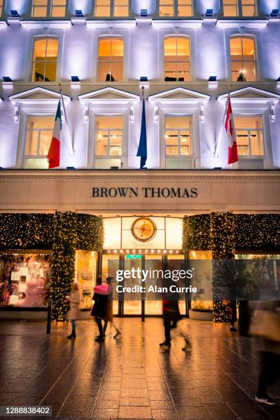 vooraanzicht van brown thomas winkel bij kerstmis in dublin 's nachts - grafton street stockfoto's en -beelden