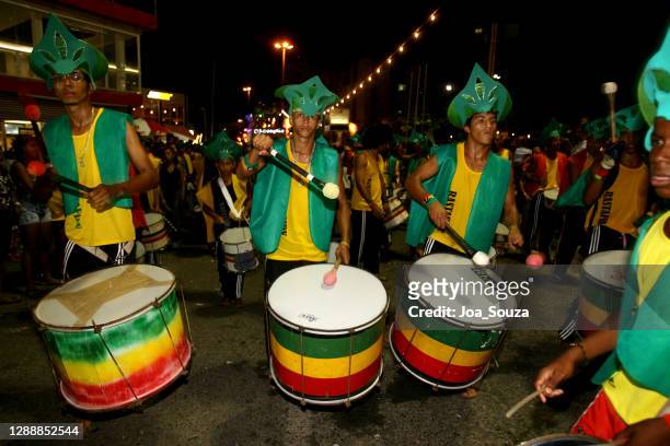 sambaschule in südbahia - fantasia carnaval stock-fotos und bilder