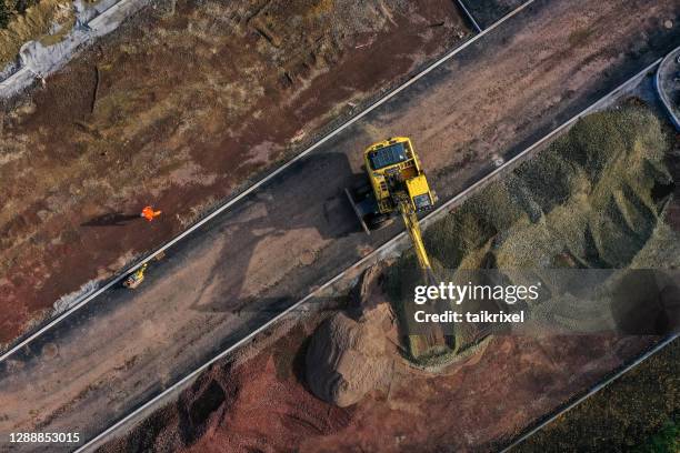 top-ansicht einer baustelle - aerial view construction workers stock-fotos und bilder