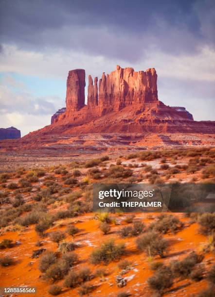 solen går upp vid monument valley navajo nation usa - nationalmonument bildbanksfoton och bilder