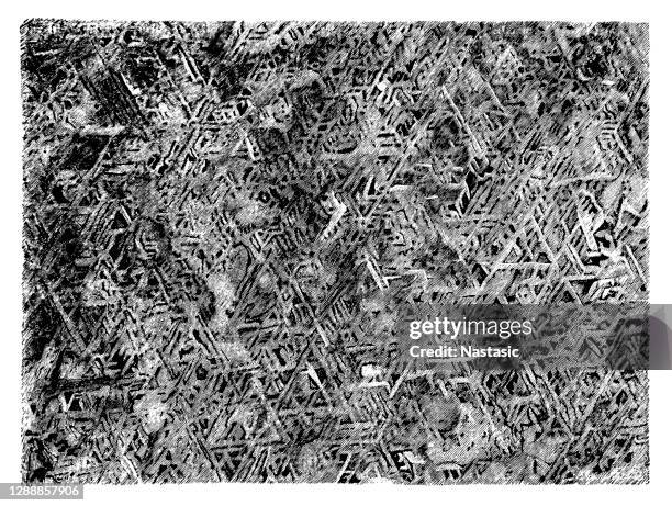 widmanstätten-muster, auch als thomson-strukturen bekannt, sind figuren von langen nickel-eisen-kristallen, die in den octahedrit-eisenmeteoriten und einigen pallasiten gefunden werden. - meteor shower stock-grafiken, -clipart, -cartoons und -symbole
