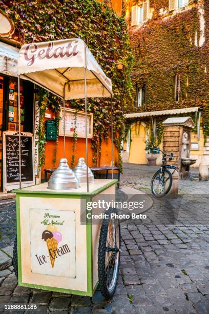 una típica heladería italiana a lo largo de la calle borgo pio cerca del vaticano en roma - gelato italiano fotografías e imágenes de stock