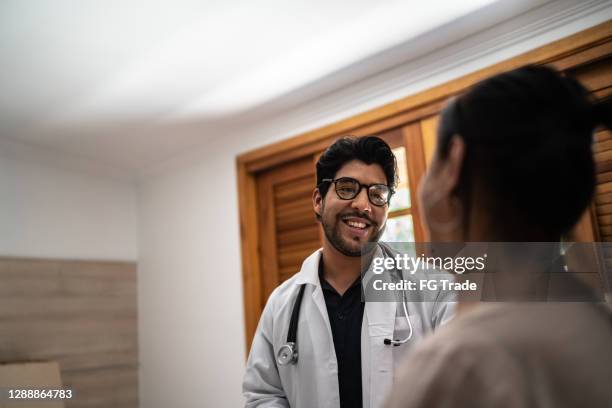 medico felice che visita il paziente a casa - servizio a domicilio foto e immagini stock