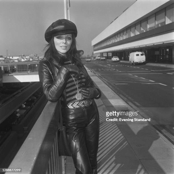 English actress Joan Collins at Heathrow Airport in London, UK, October 1971.