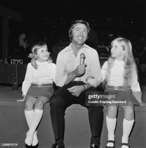 English comedian and singer Des O'Connor with his daughters Tracy and Samantha, UK, November 1971.