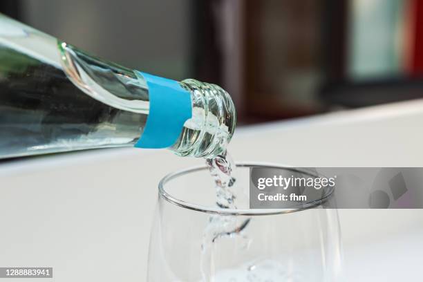 pouring sparkling water into a glass - erfrischungsgetränk stock-fotos und bilder